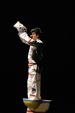 Triciclo Rojo presenta Historias en V planivuelo en el Palacio de Bellas Artes