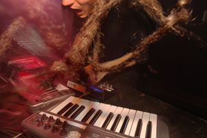 Drumcorps, lidereado por Aaron Thall se presenta en Radar 7 en el Lunario 