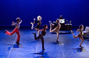 Andrea Chirinos con la compañÃa Mitrovica Danza Contemporánea  presenta Ambiente Familiar, en la 5ta. Muestra de Artes Escénicas de la Ciudad de México, noviembre 2010. Foto: Daniel Ochoa Andrea Chirinos con la compañÃa Mitrovica Danza Contemporánea  presenta Ambiente Familiar, en la 5ta. Muestra de Artes Escénicas de la Ciudad de México, noviembre 2010. Foto: Daniel Ochoa