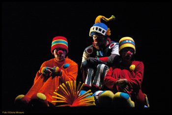 Emiliano Cárdenas y su Triciclo Rojo presentan Poeta de lavabo en la 5ta. Muestra de Artes Escénicas de la Ciudad de México, noviembre 2010. Foto Gloria Minauro Emiliano Cárdenas y su Triciclo Rojo presentan Poeta de lavabo en la 5ta. Muestra de Artes Escénicas de la Ciudad de México, noviembre 2010. Foto Gloria Minauro