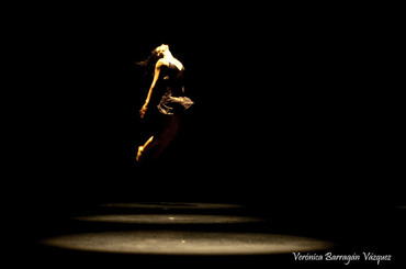 Roxana Valdez presenta la coreografÃa Resonancia en la 5ta. Muestra de las Artes Escénicas de la Ciudad de México, noviebre 2010. Foto: Verónica Barragán Vázquez Roxana Valdez presenta la coreografÃa Resonancia en la 5ta. Muestra de las Artes Escénicas de la Ciudad de México, noviebre 2010. Foto: Verónica Barragán Vázquez
