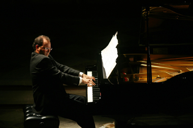 Mauricio Náder… celebra 35 años de grandes éxitos en el Alcázar del Castillo de Chapultepec. Mexico, noviembre 2011 Mauricio Náder… celebra 35 años de grandes éxitos en el Alcázar del Castillo de Chapultepec. Mexico, noviembre 2011
