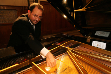 Mauricio Náder… celebra 35 años de grandes éxitos en el Alcázar del Castillo de Chapultepec. Mexico, noviembre 2011 Mauricio Náder… celebra 35 años de grandes éxitos en el Alcázar del Castillo de Chapultepec. Mexico, noviembre 2011