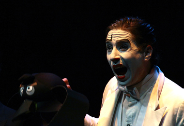EscuadrÃ³n Jitomate Bola presenta Entre bufÃ³n, payaso y clown, una singular aventura de Anatoli Lokachtchouk, en el Centro Cultural HelÃ©nico, octubre 2012