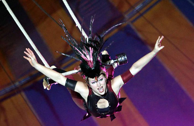 Marisa SÃ¡enz, trapecista, se presenta en la Temporada Galas de Invierno del Circo Atayde Hermanos, enero 2013